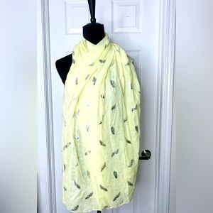 BIJOUX Terner Metallic Silver Leaf /feather pale yellow Shawl